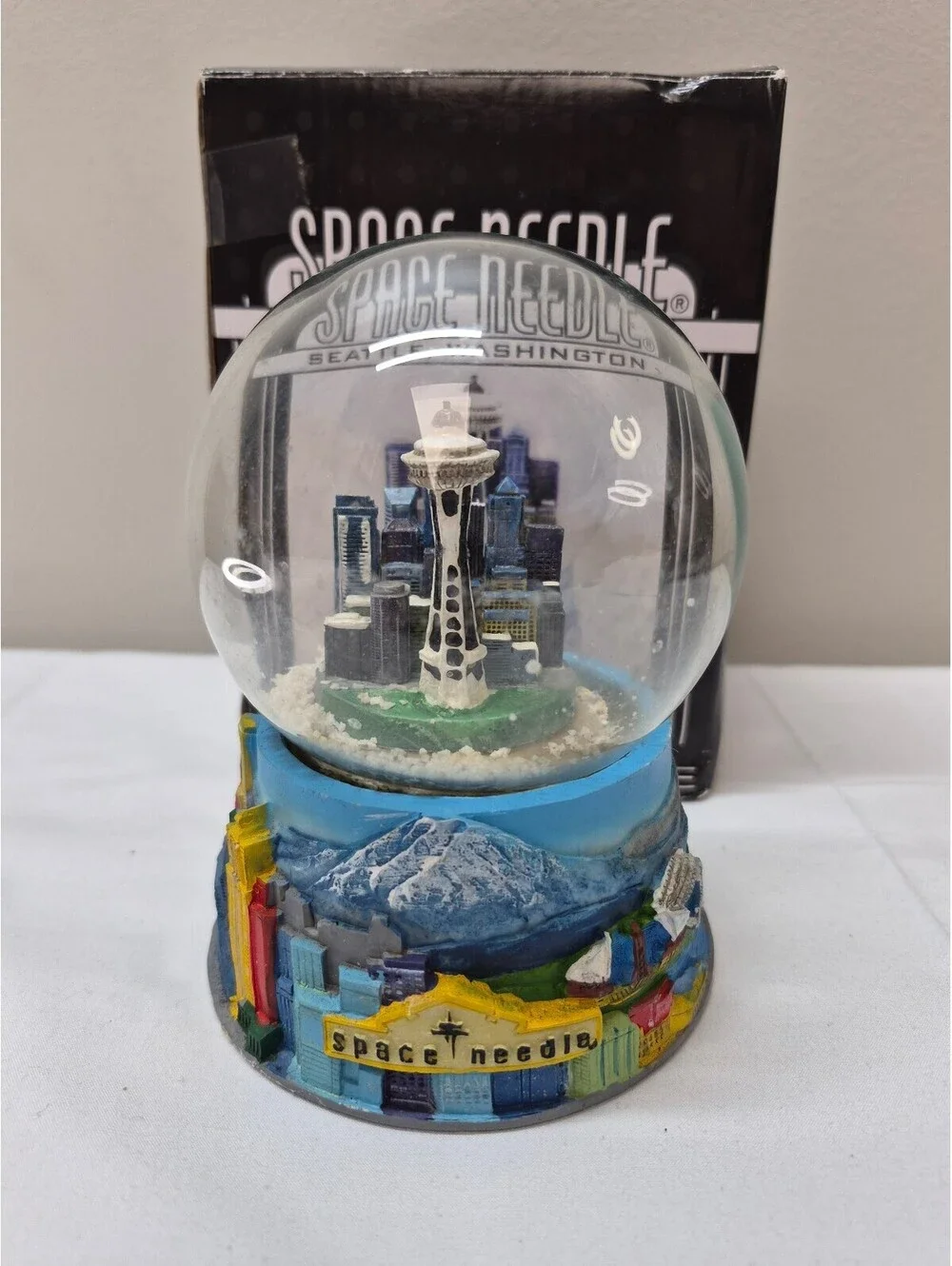 Space Needle Seattle Washington Light-Up Snow Globe Collectible J25
